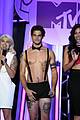 teen wolfs tyler posey strips down on stage at mtv fandom awards 04