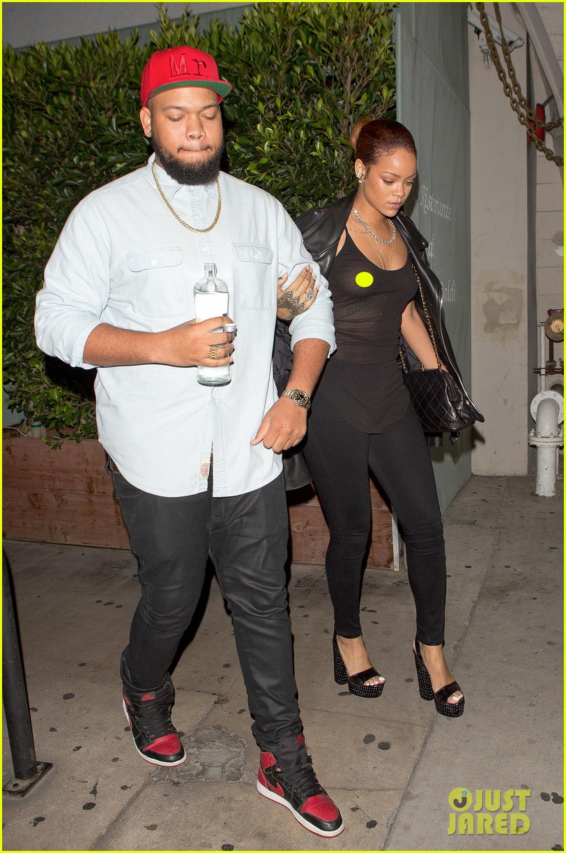 rihanna exposes herself leaves dinner with brother 13