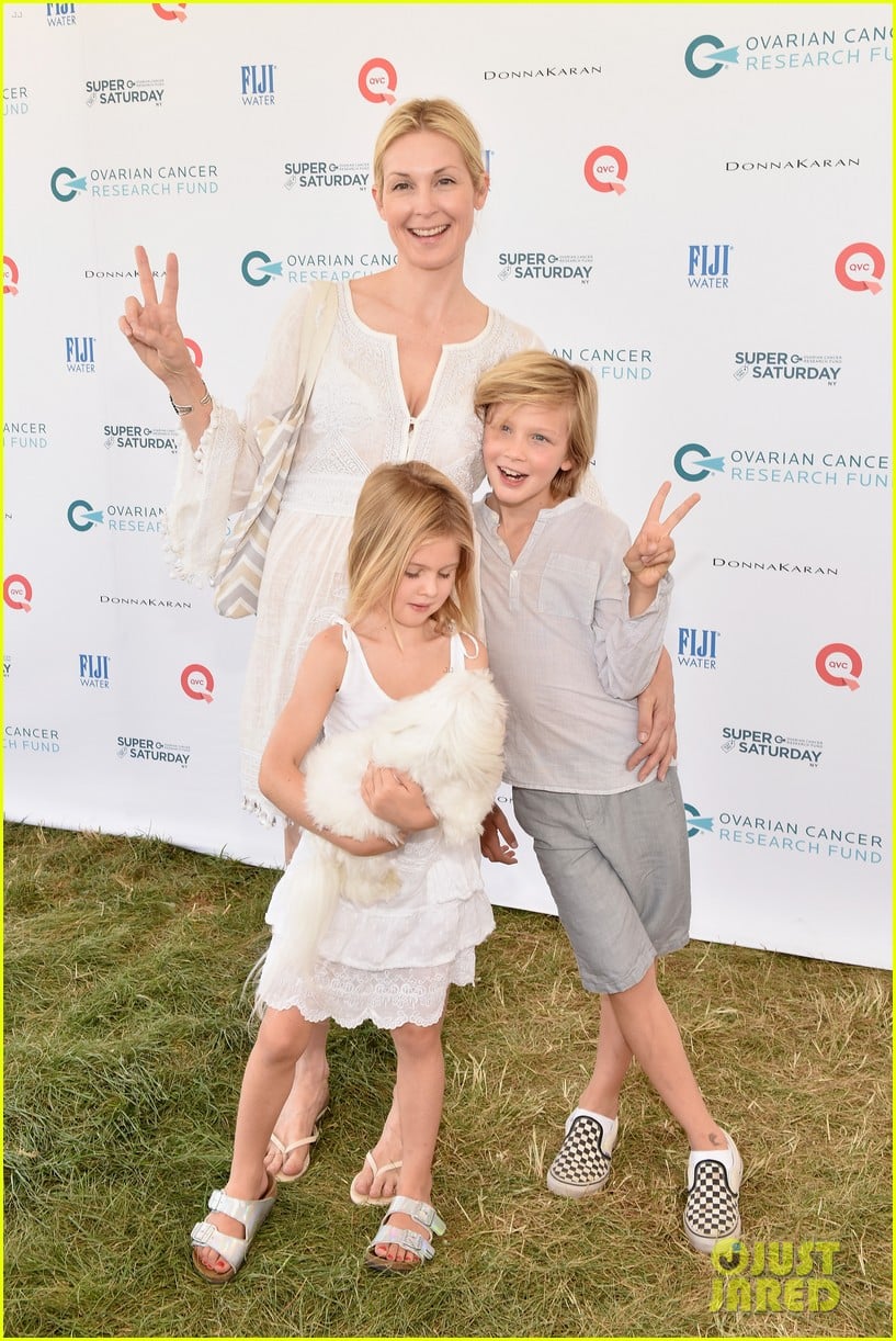 kelly rutherford walks the red carpet with her adorable kids 093425203