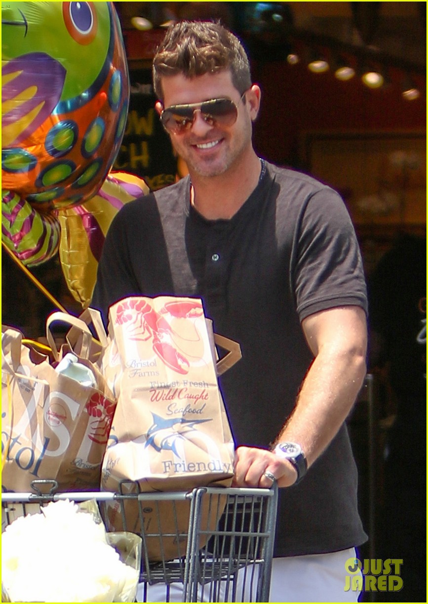 robin thicke april love geary loves grocery shopping 06