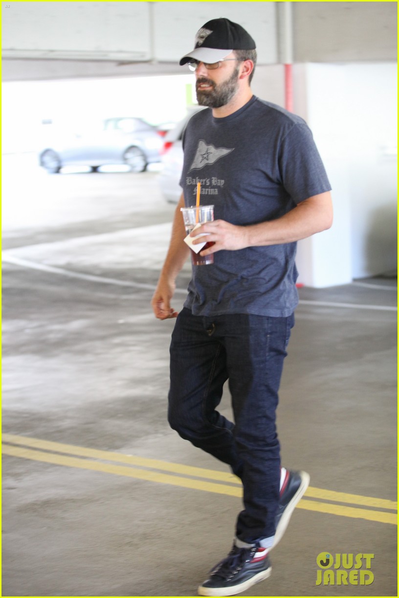 ben affleck takes his kids to taylor swifts concert 053448346