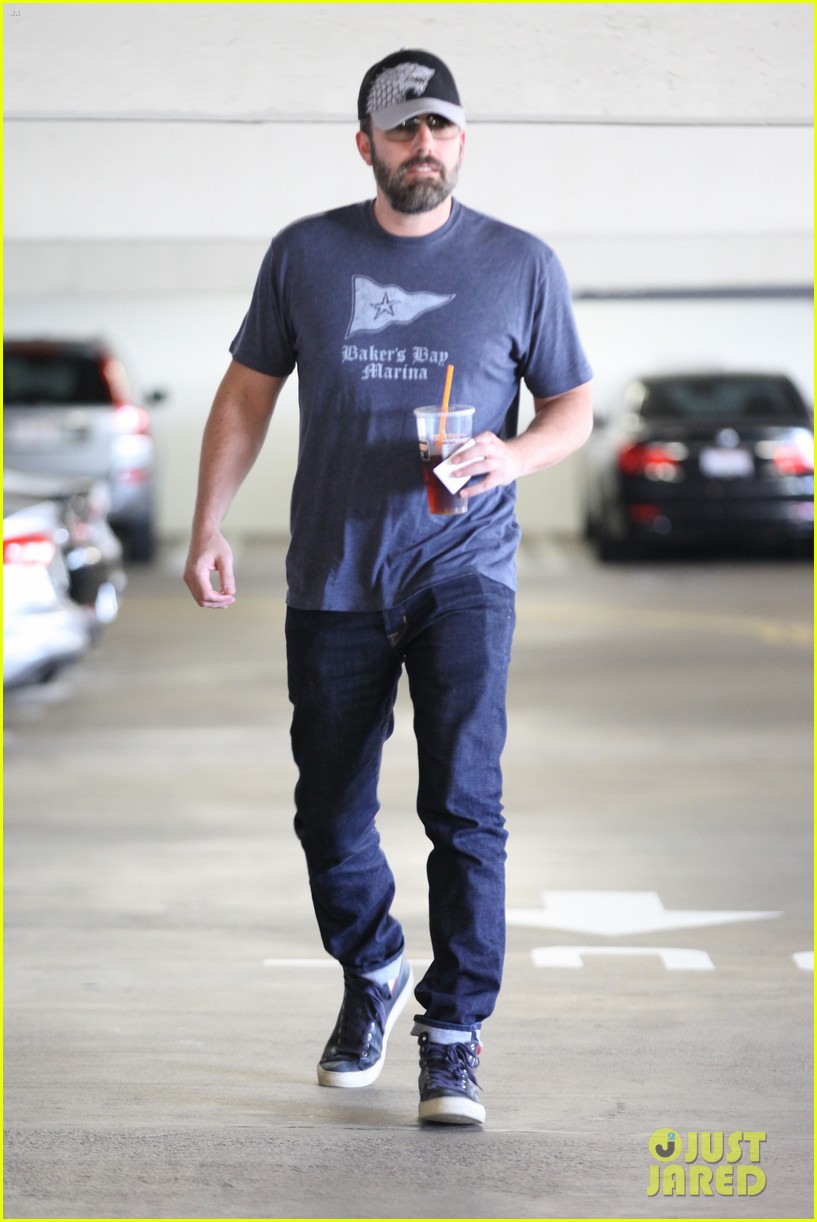 ben affleck takes his kids to taylor swifts concert 07