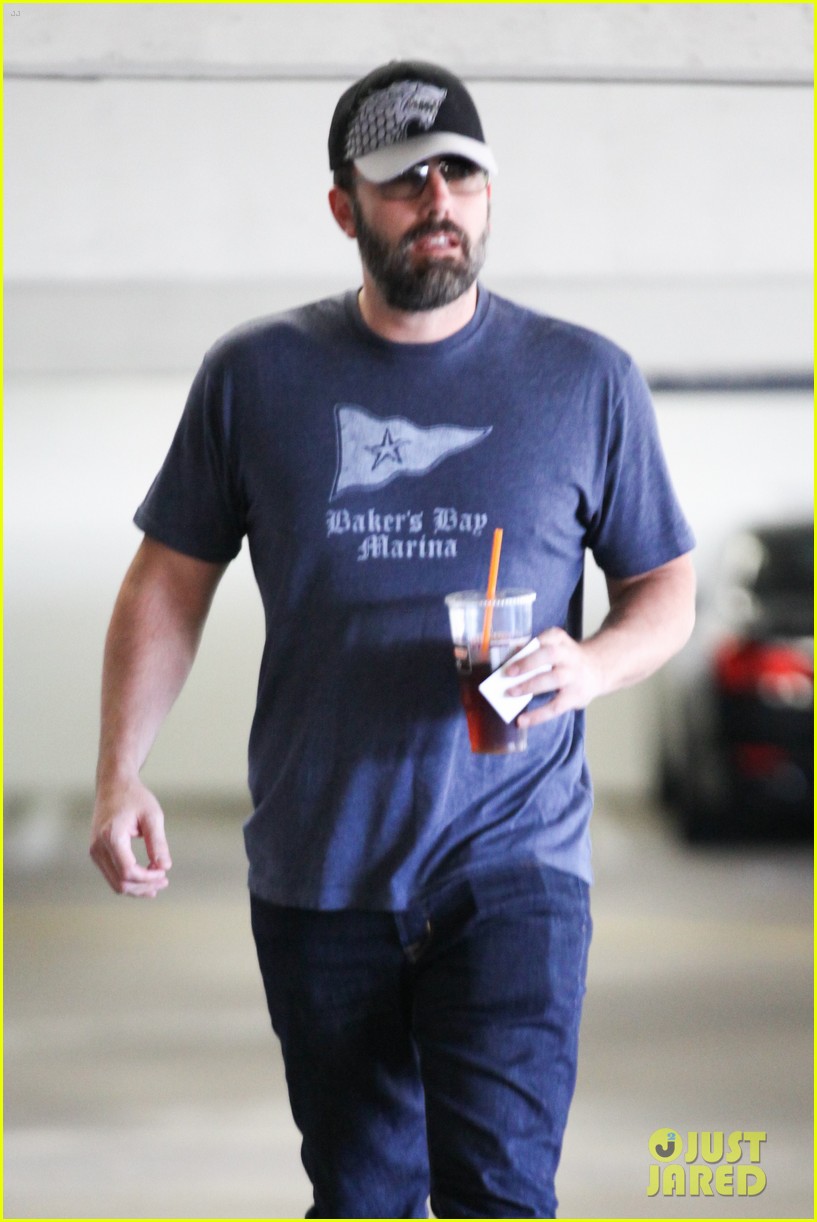 ben affleck takes his kids to taylor swifts concert 18