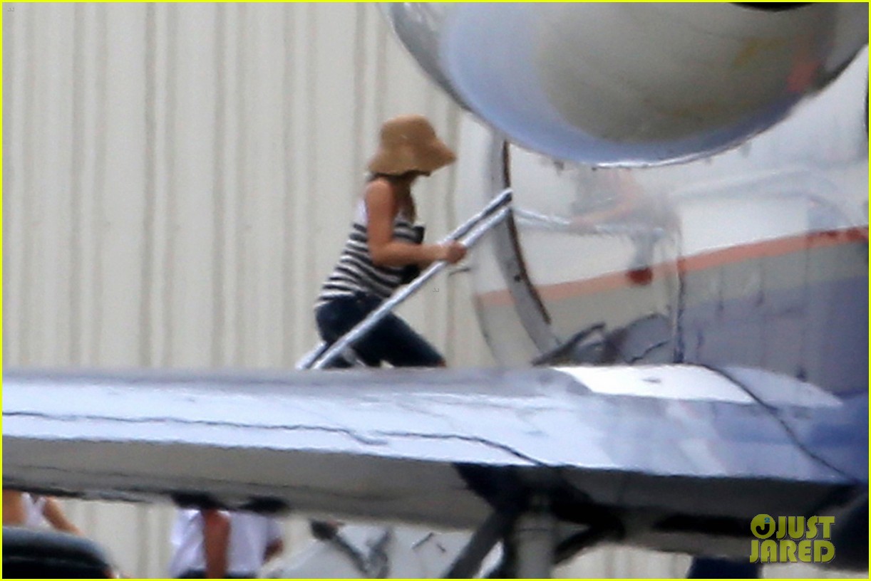 jennifer aniston justin theroux jet out of town 063431916