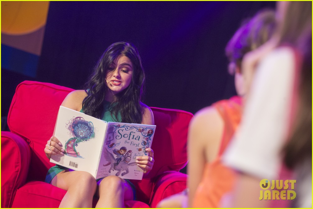 ariel winter sofia first live read d23 expo 073439273