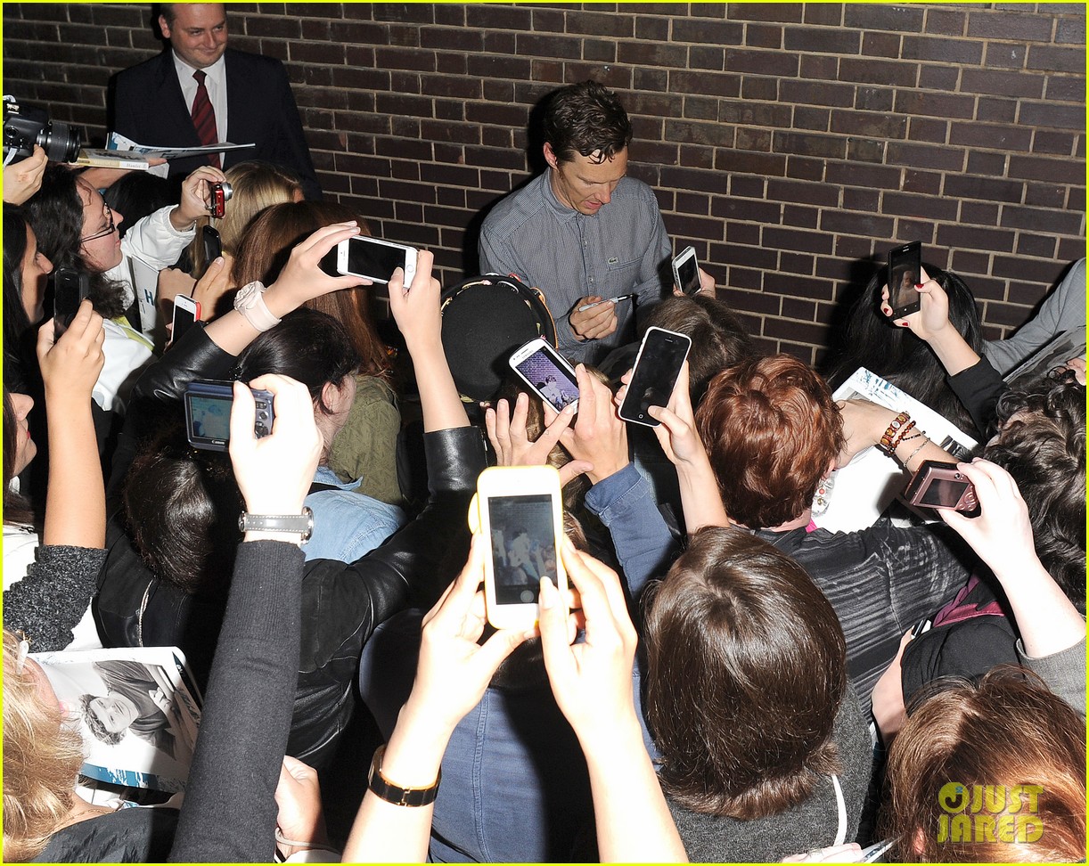 bendict cumberbatch swarmed by fans 103441618
