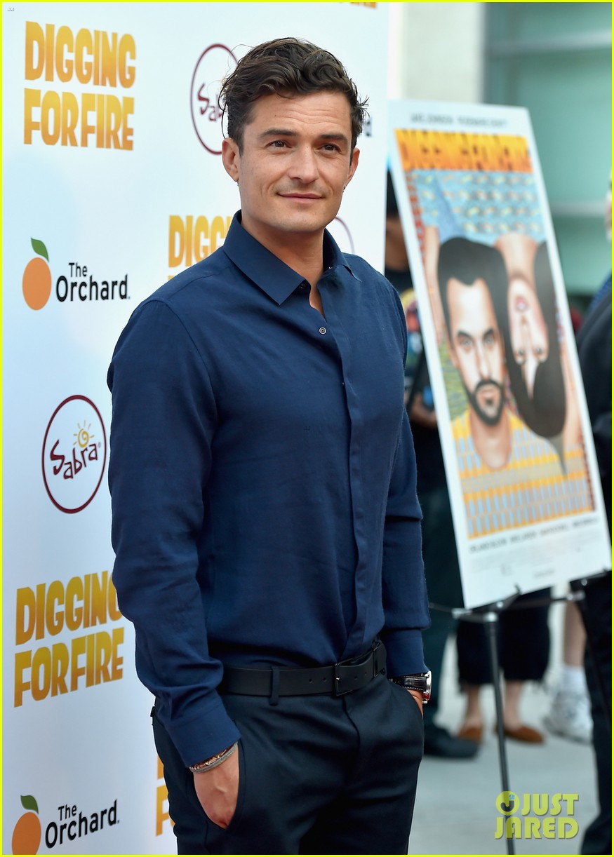 orlando bloom is digging for fire in hollywood watch trailer 013438240