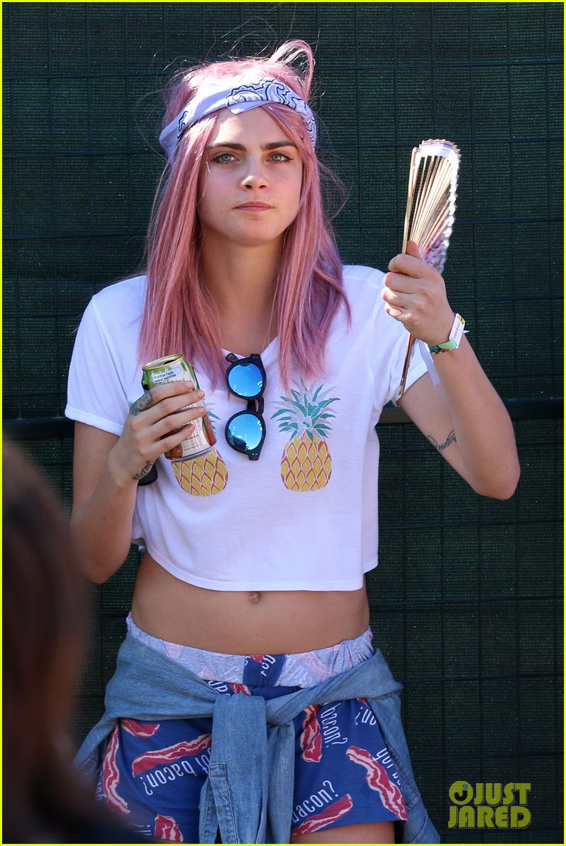 cara delevingne shows off new pink hairdo 03