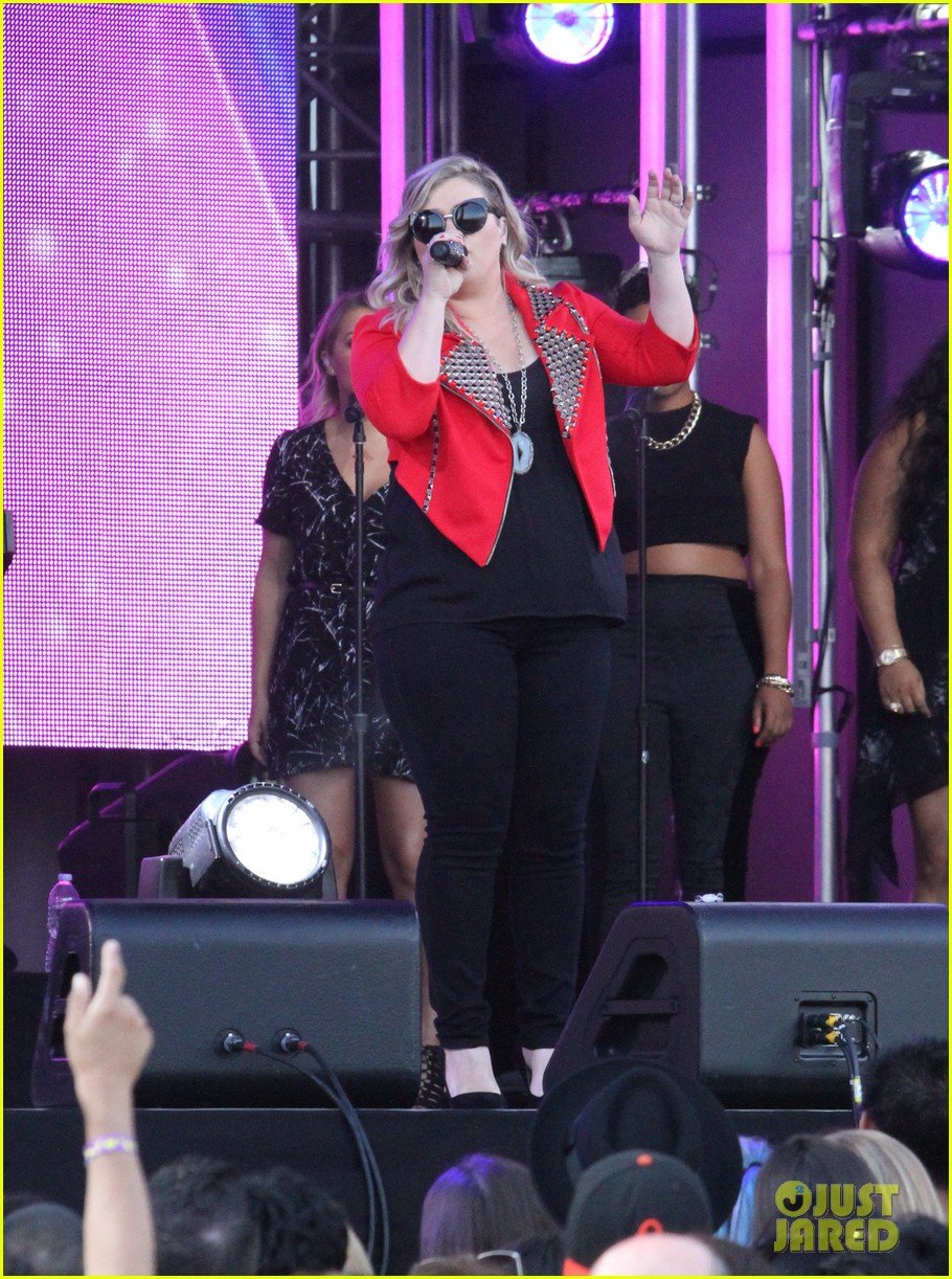 Kelly Clarkson Sings Tinder Profiles on 'Jimmy Kimmel' Watch Now