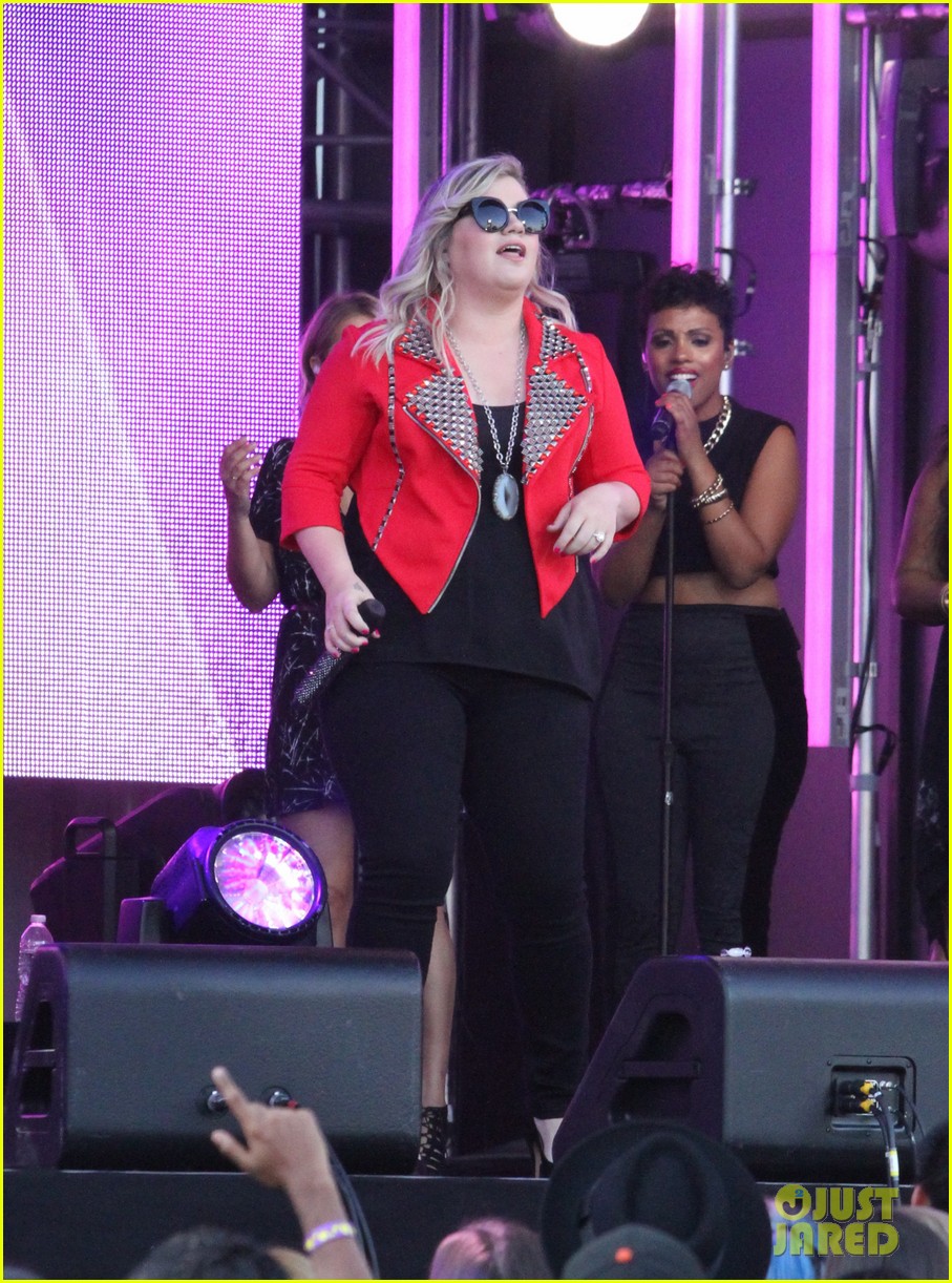 Kelly Clarkson Sings Tinder Profiles on 'Jimmy Kimmel' Watch Now