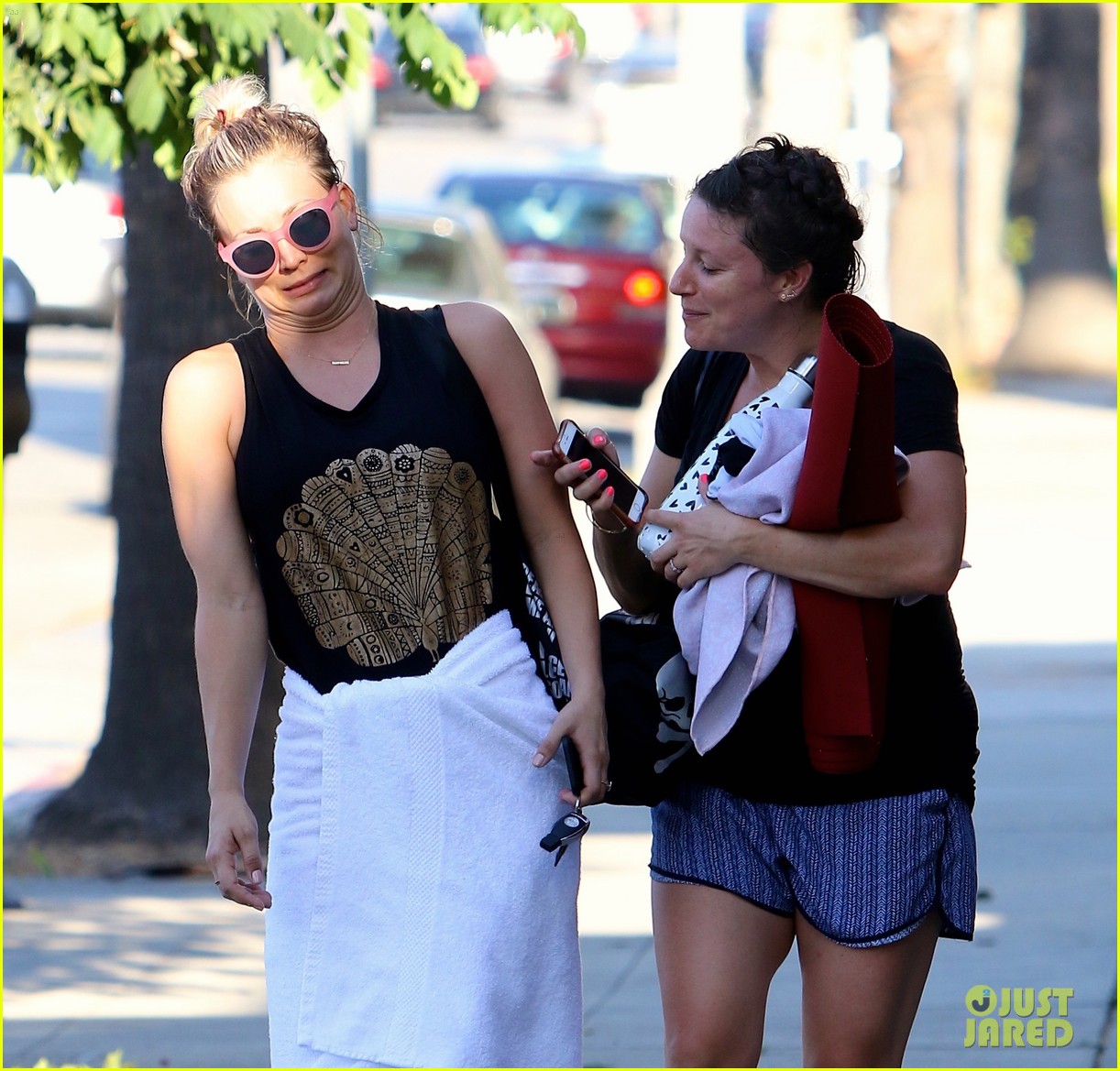 kaley cuoco puts on funny faces to make her friend laugh 063441352