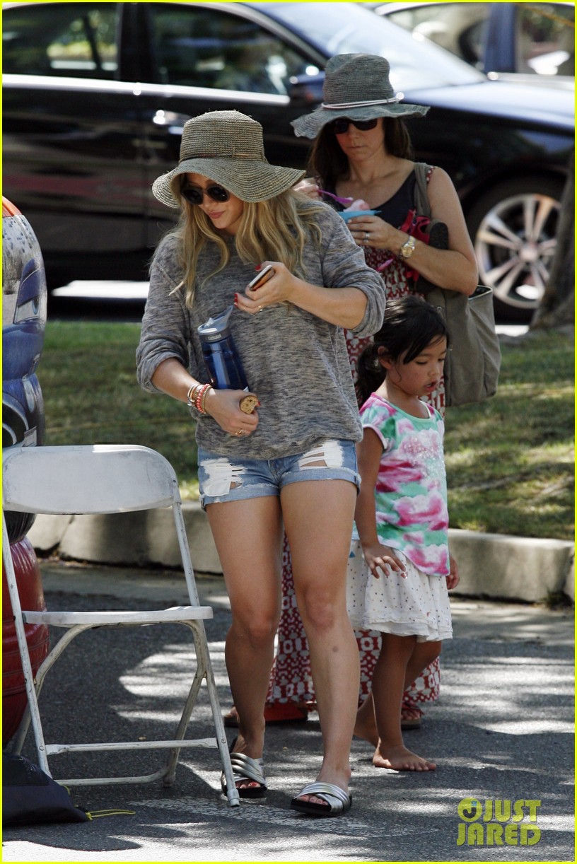 hilary duff doctor with luca farmers market 15