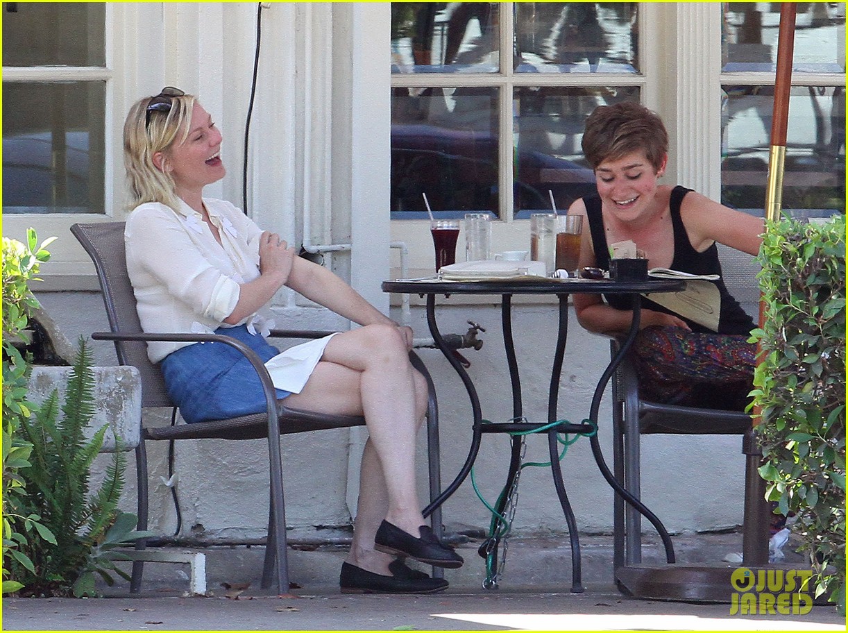 kirsten dunst lunch friend laughing 083448493