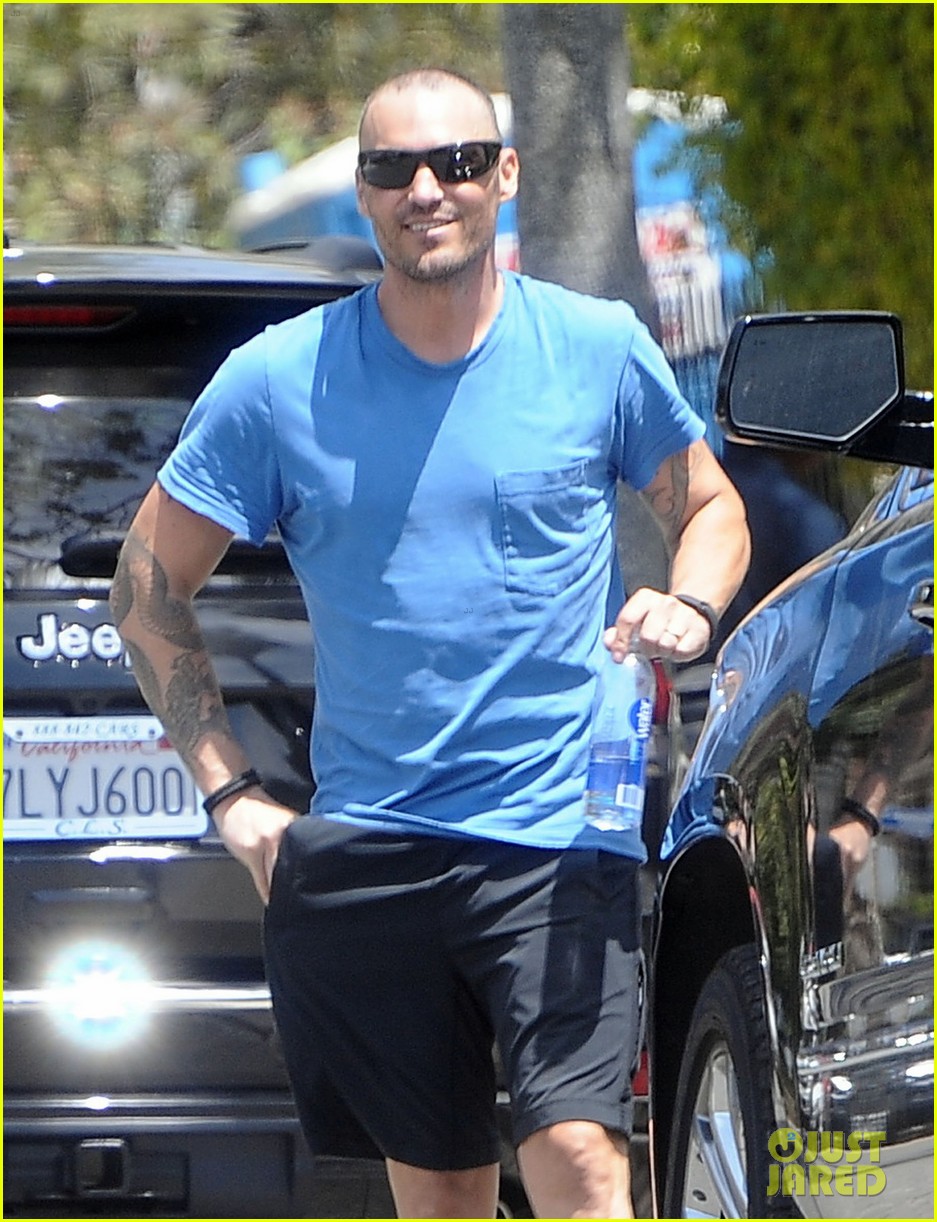 brian austin green debuts his newly shaved head 093430791