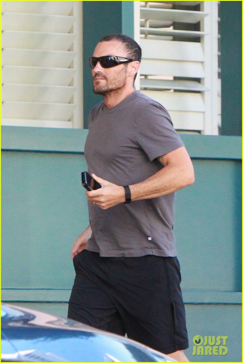 Brian Austin Green Wears Wedding Ring After His Split Photo 3448078(01)
