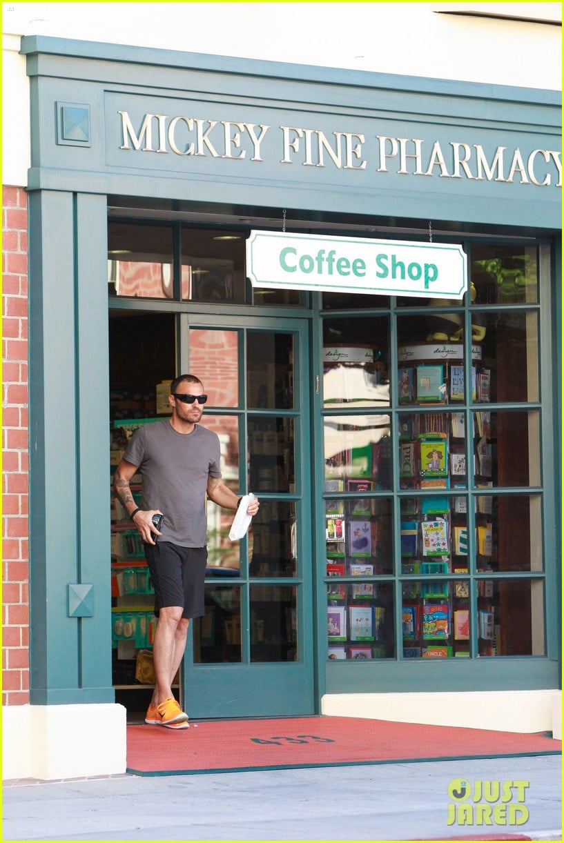 Brian Austin Green Wears Wedding Ring After His Split Photo 3448081