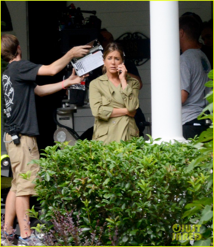 jennifer aniston films mothers day in a towel 153450095