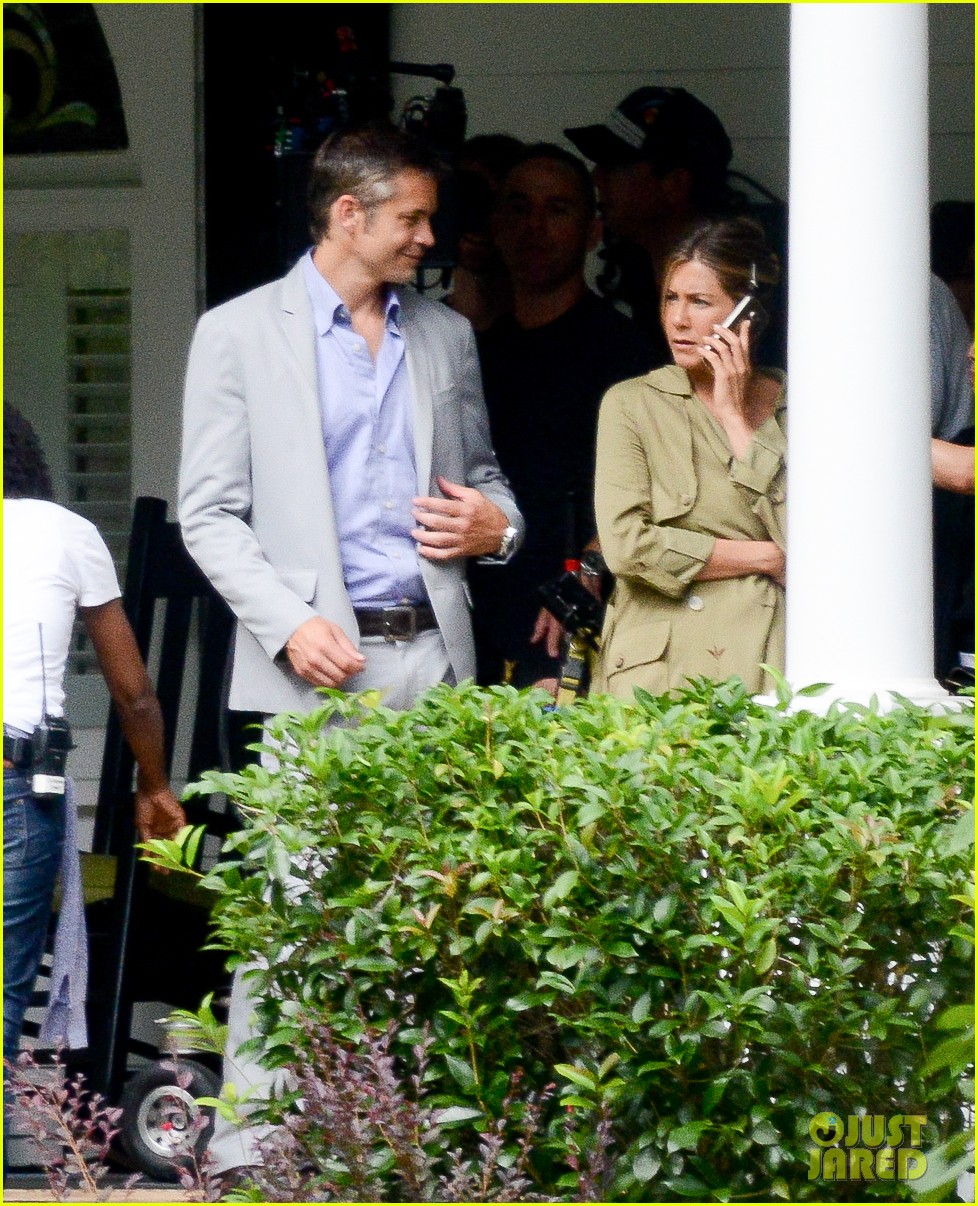 jennifer aniston films mothers day in a towel 223450102