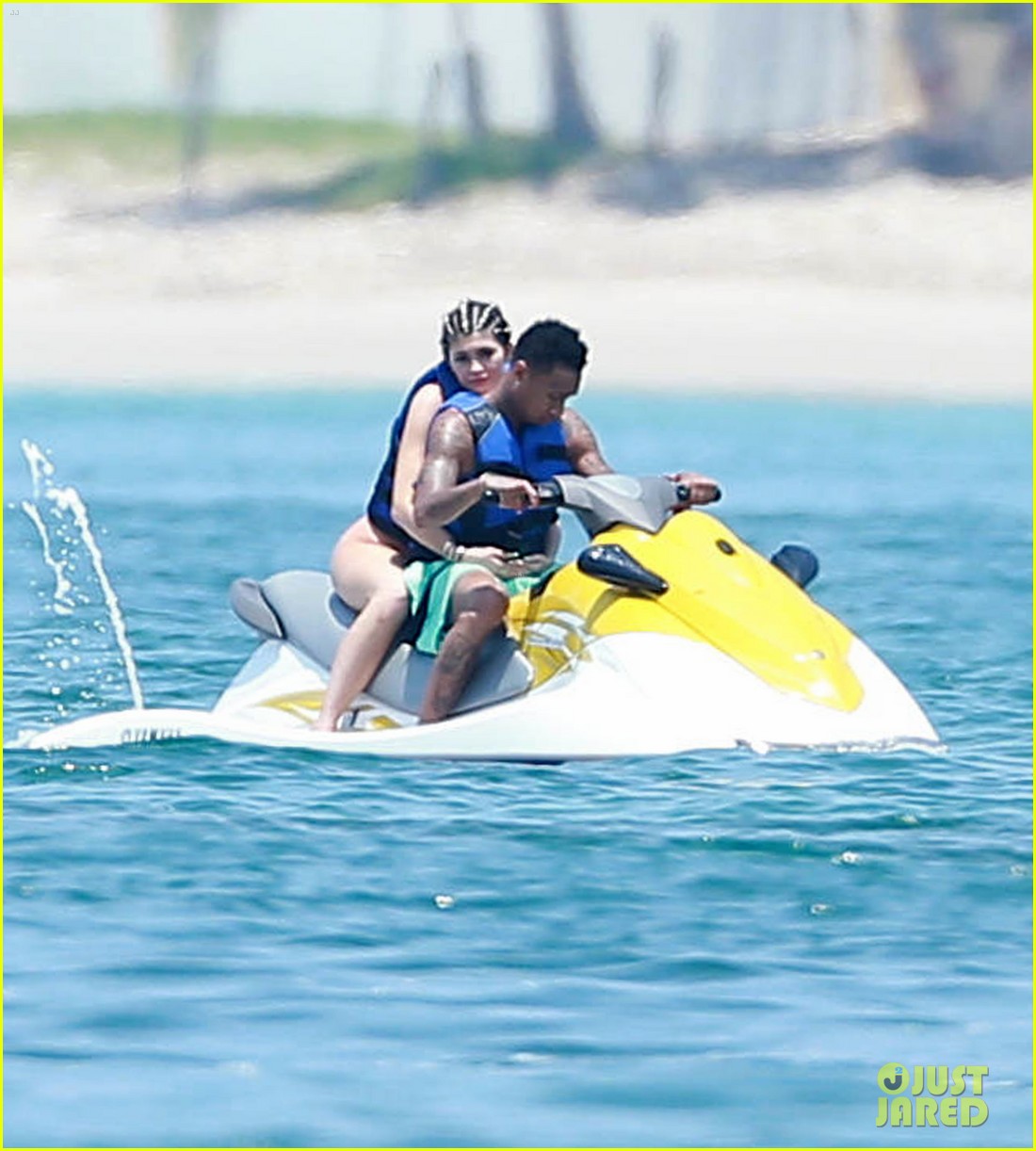 kendall kylie jenner jump off a boat together 053438273