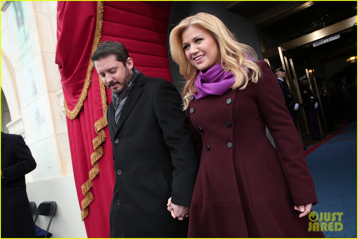 Kelly Clarkson Announces She's Pregnant at Concert! (Video) Photo