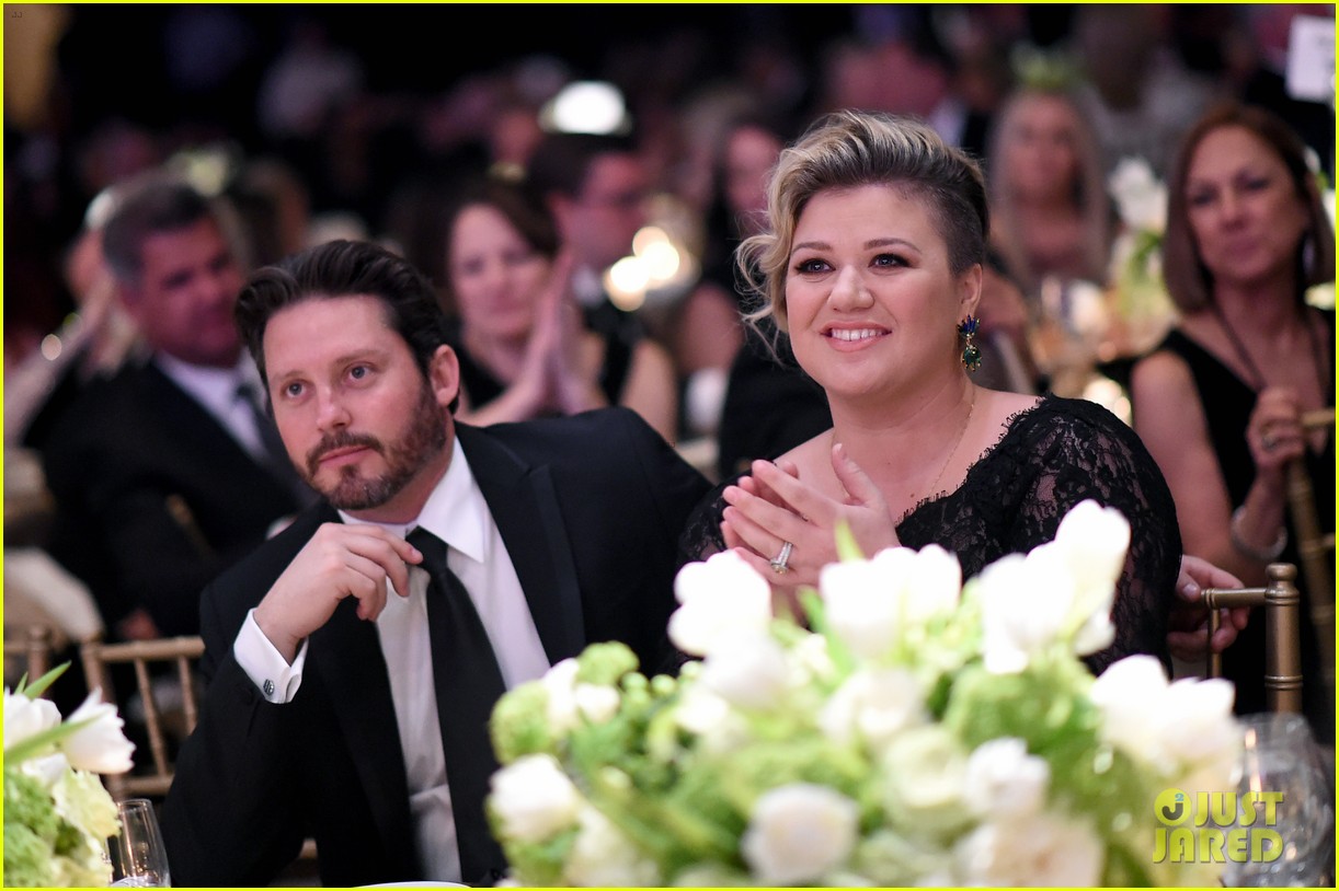 Kelly Clarkson Announces She's Pregnant at Concert! (Video) Photo(00)