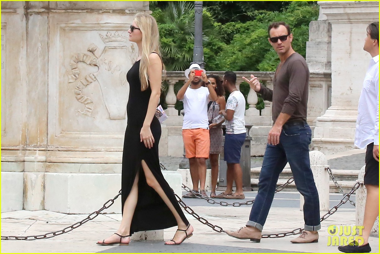 jude law girlfriend phillipa coan hold hands while sightseeing 203444838