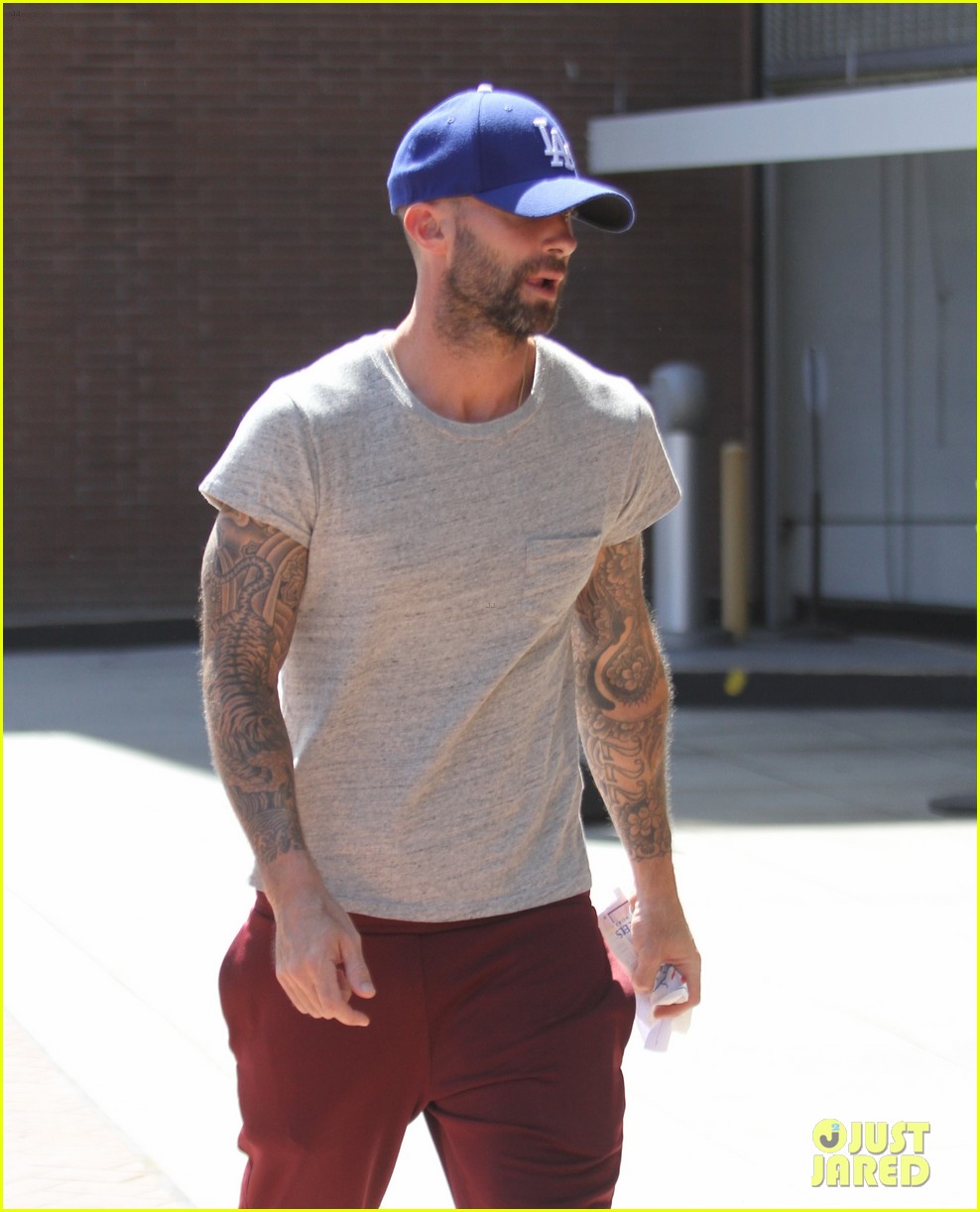 adam levine tries to stay humble with his private jet photo 023448205