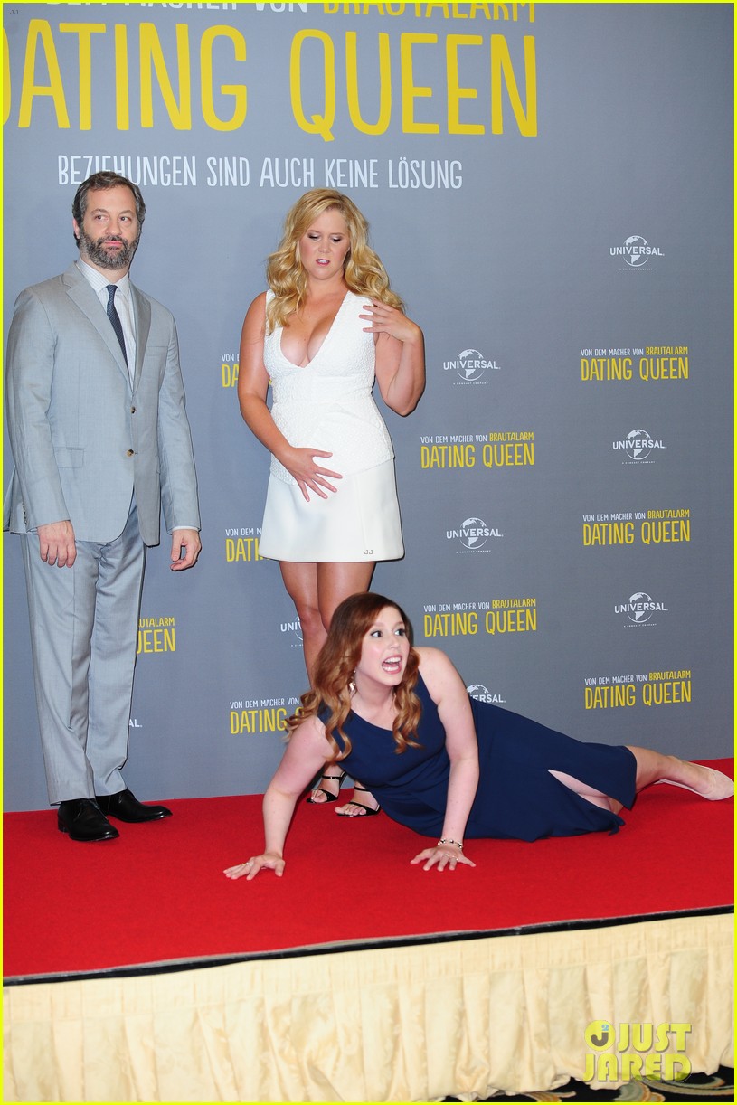 Amy Schumer & Vanessa Bayer Recreate Kim Kardashian & Kanye West Red