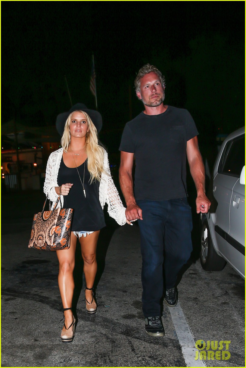 jessica simpson gets back into her daisy dukes 153442584