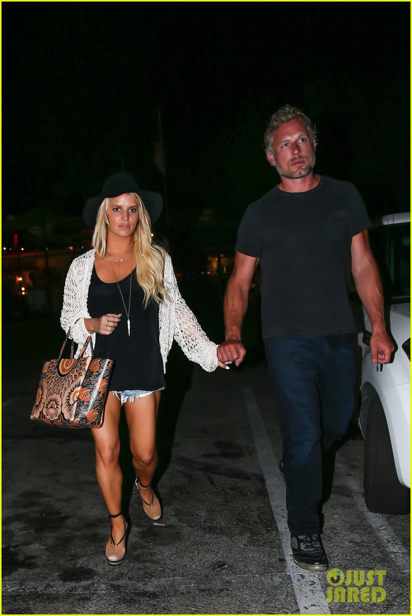jessica simpson gets back into her daisy dukes 19