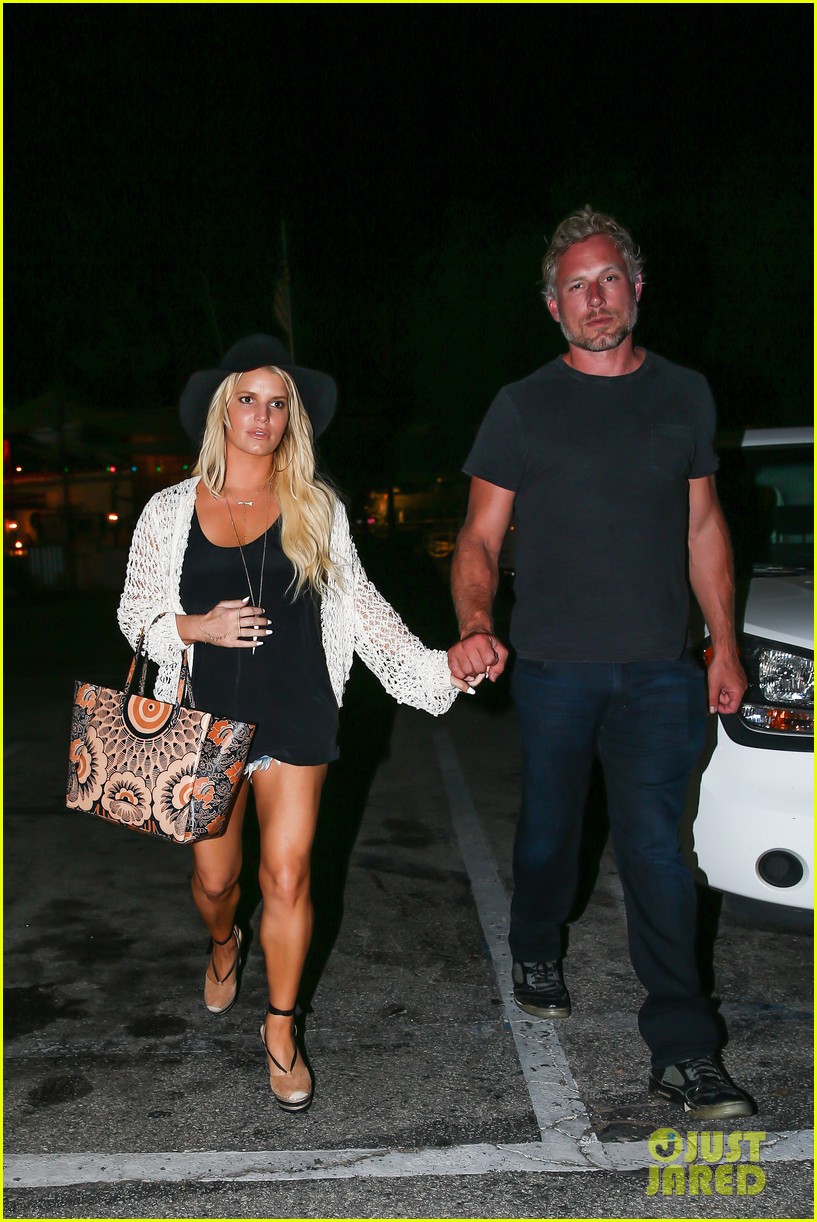 jessica simpson gets back into her daisy dukes 233442592
