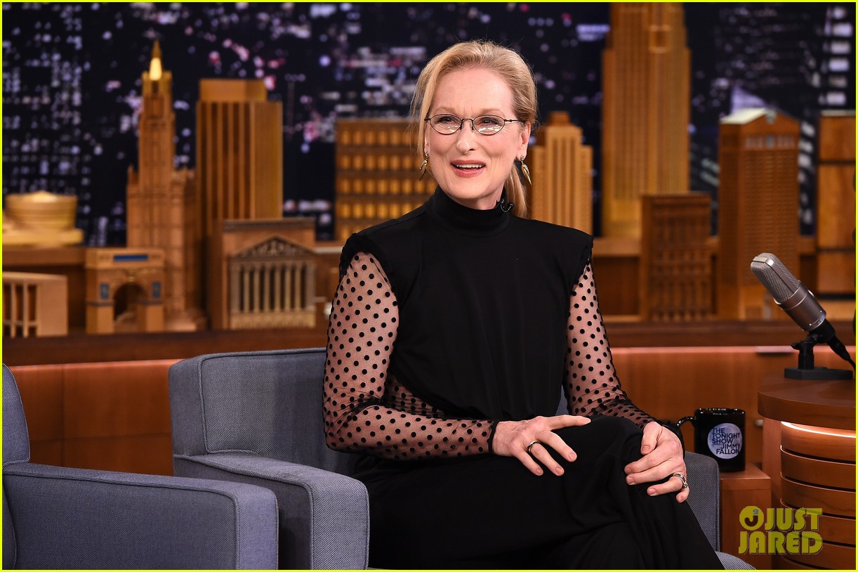 meryl streep got a guitar lesson from neil young for ricki the flash 343430304