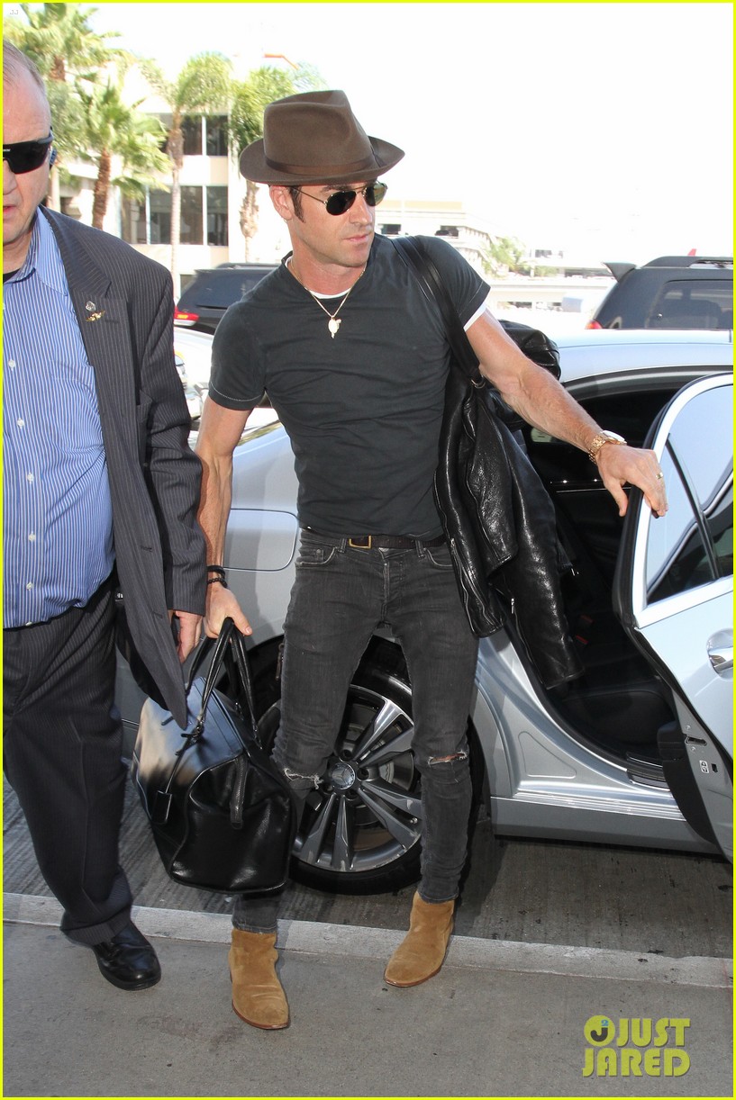 justin theroux wears his wedding ring 053440519