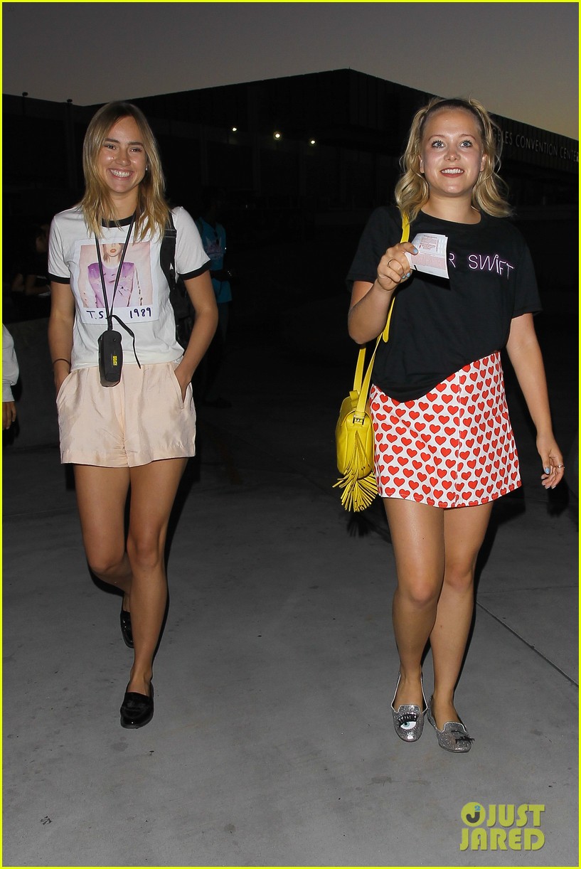 suki waterhouse let out her inner fangirl at taylor swifts la concert 063445737