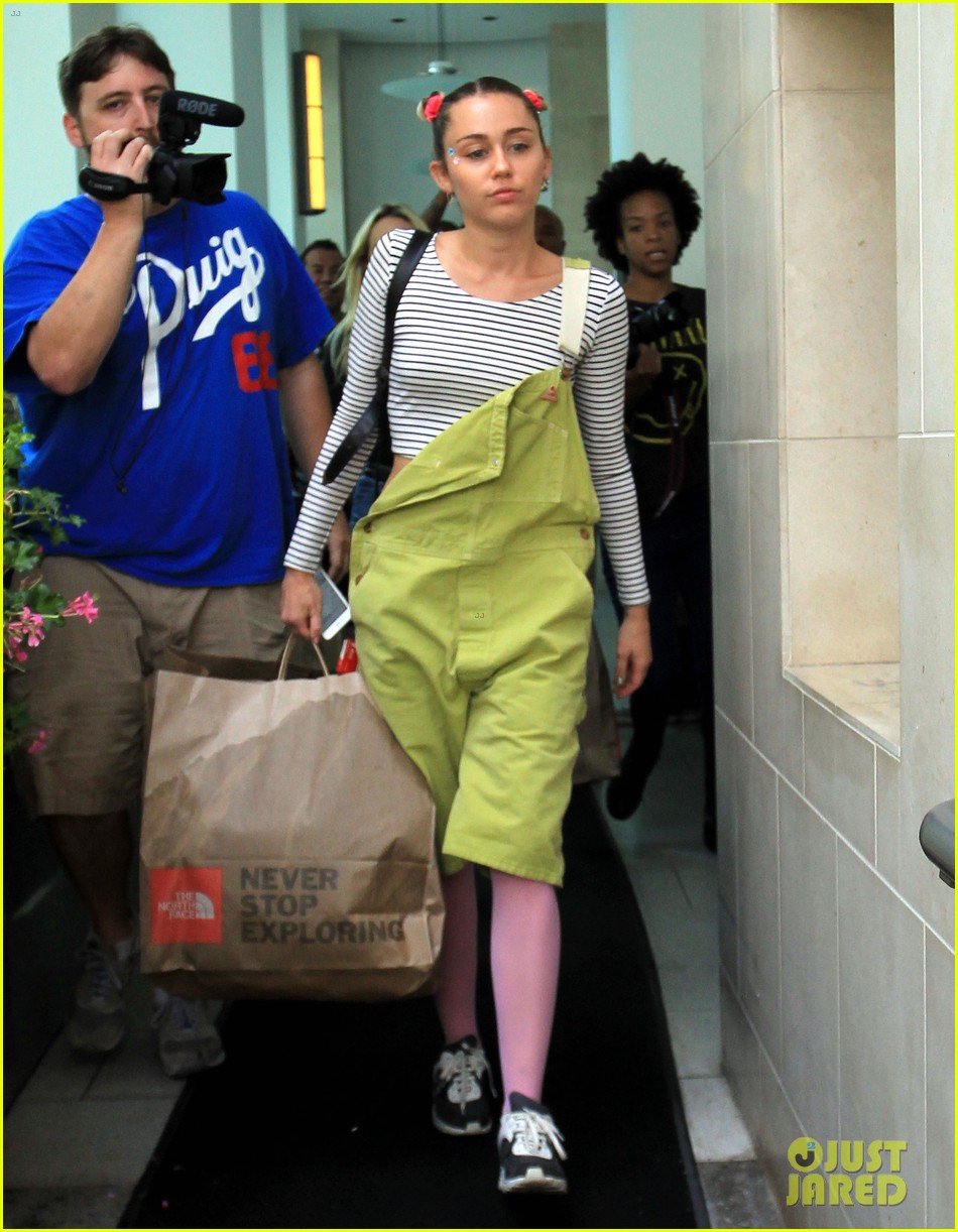 miley cyrus steps out amid dane cook rumors 153464403