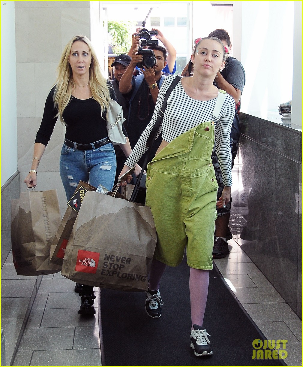 miley cyrus steps out amid dane cook rumors 243464412
