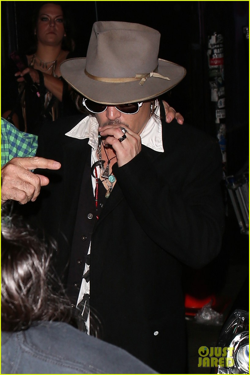 Johnny Depp Gets Wife Amber Heard's Support at Hollywood Vampires(01)