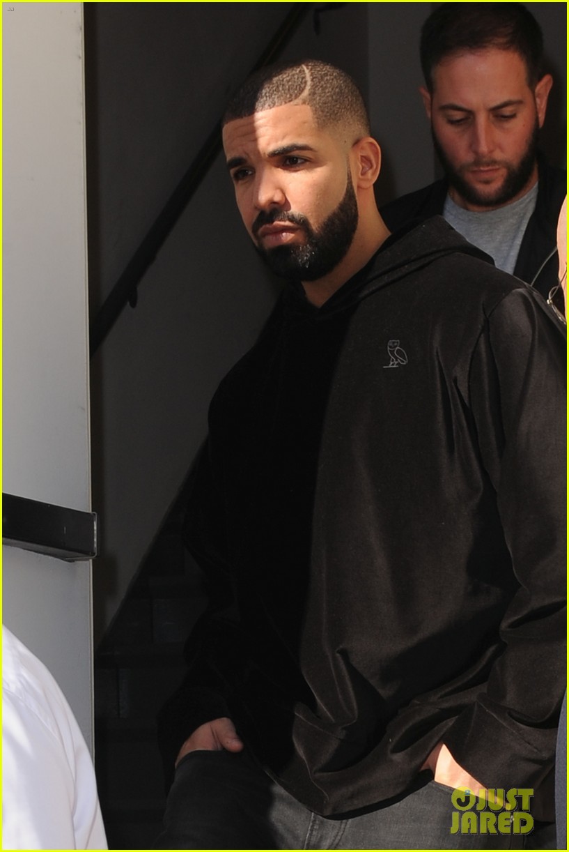 drake supports serena williams at her nyfw show 393461964