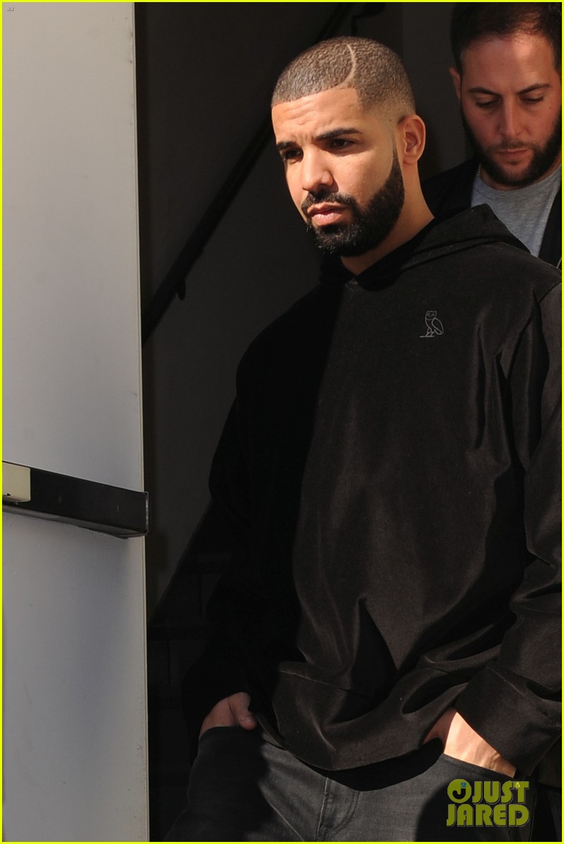 drake supports serena williams at her nyfw show 403461965