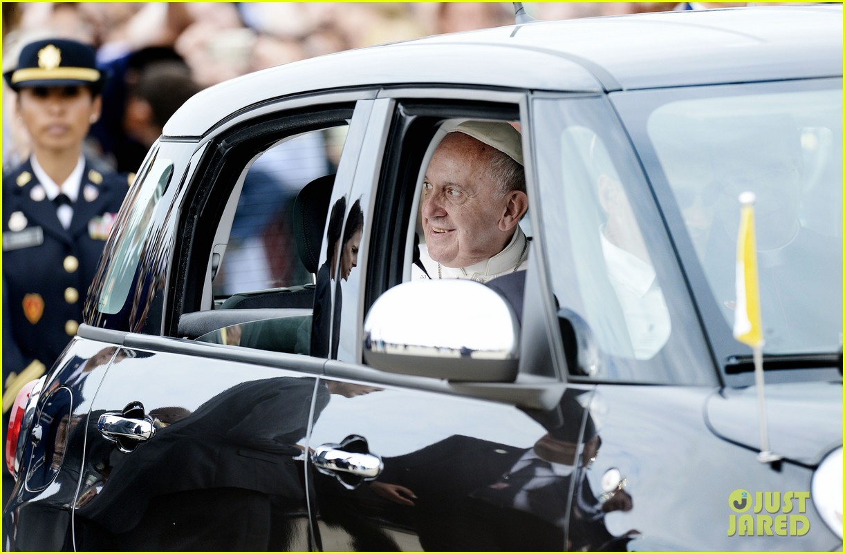 pope francis arrives in us meets the obamas 273468960