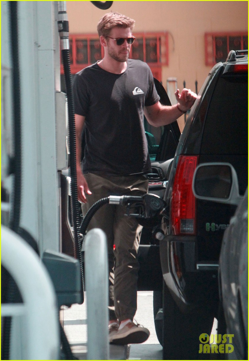 liam hemsworth flexes biceps on set for an upcoming skit 04