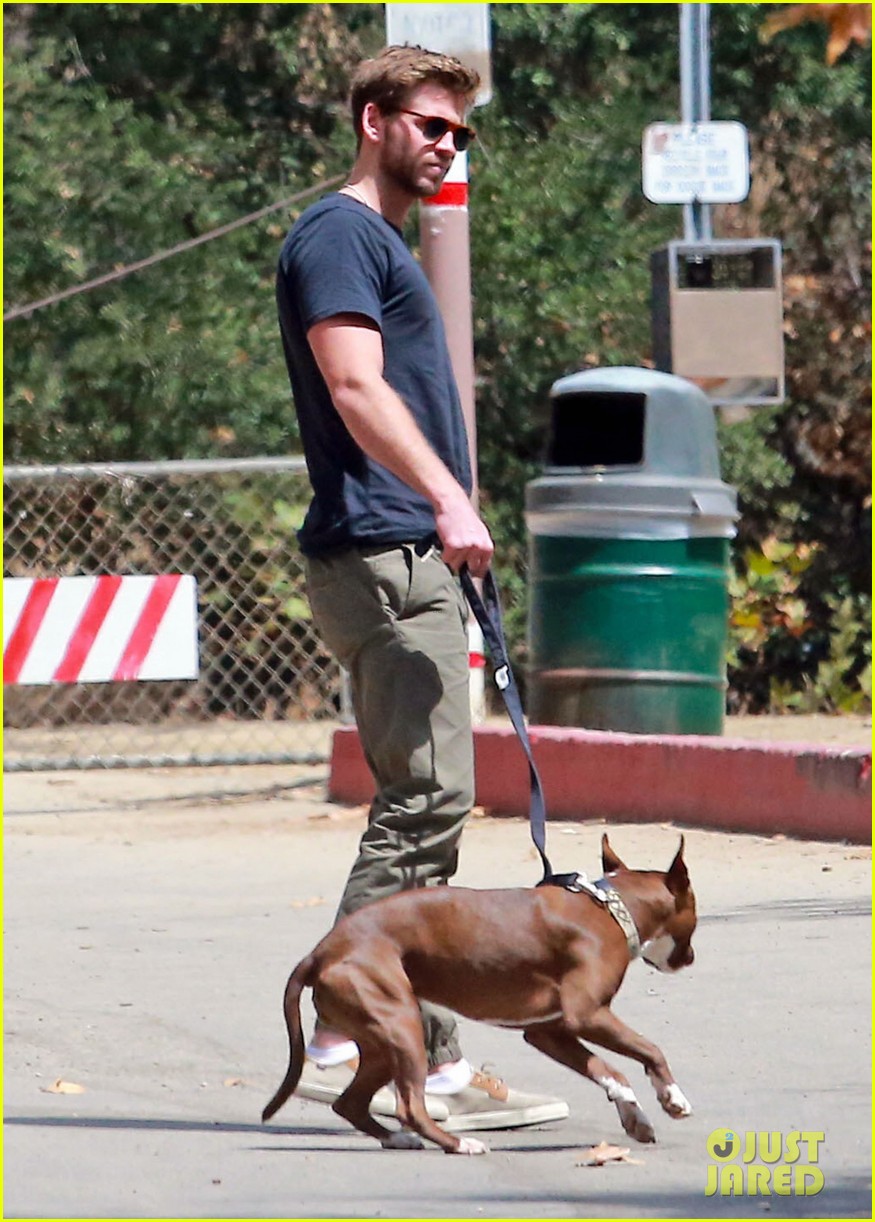 liam hemsworth flexes biceps on set for an upcoming skit 15