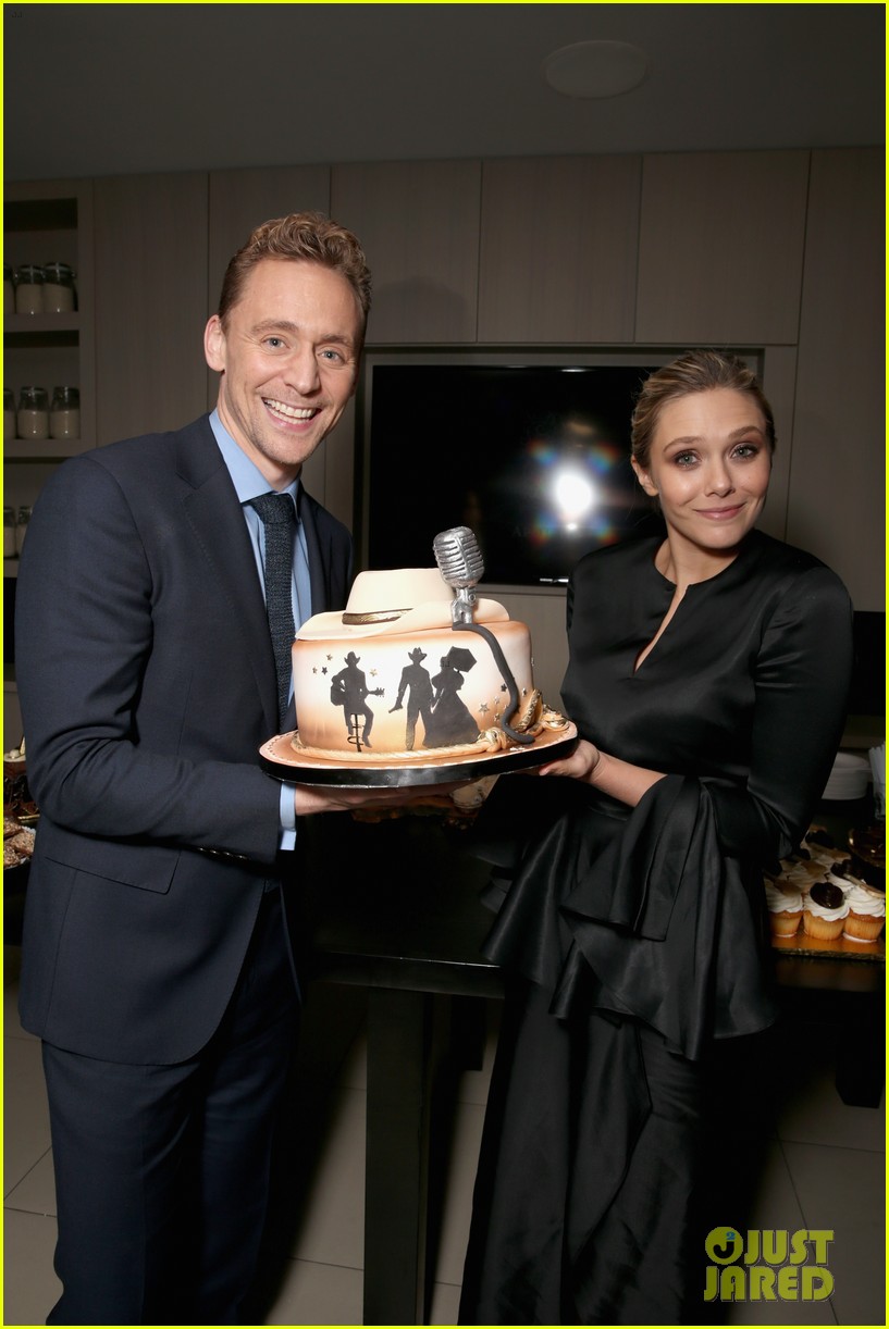 tom hiddleston elizabeth olsen freaked out over this cake 053459424