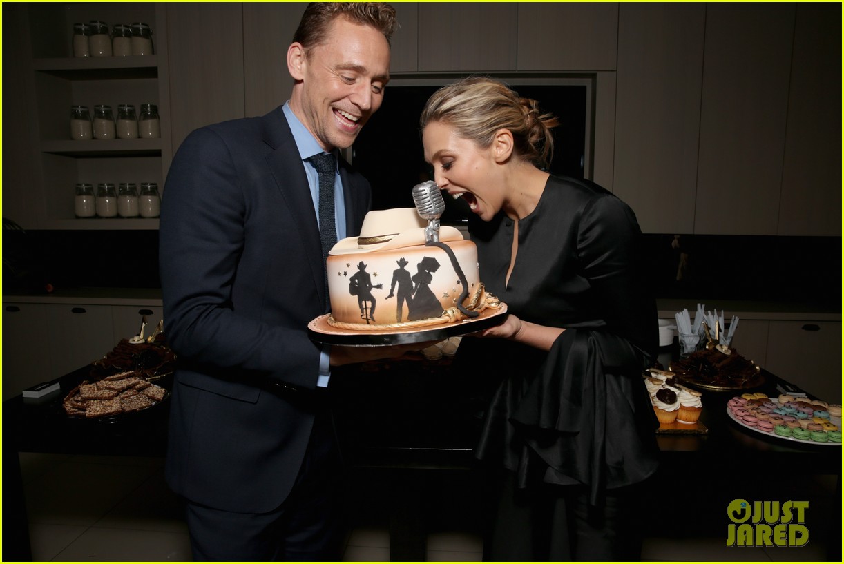 tom hiddleston elizabeth olsen freaked out over this cake 083459427