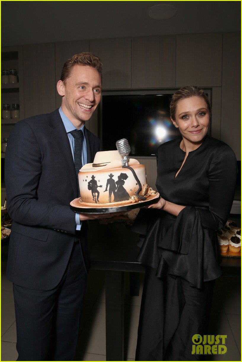 tom hiddleston elizabeth olsen freaked out over this cake 093459428