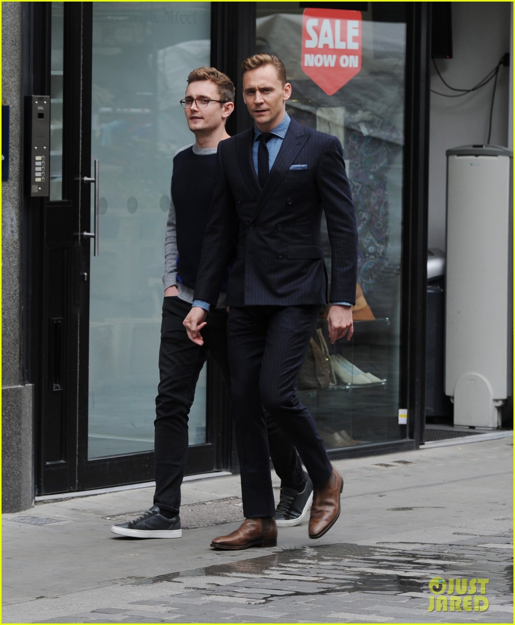 tom hiddleston wears a suit better than anyone else 093452161