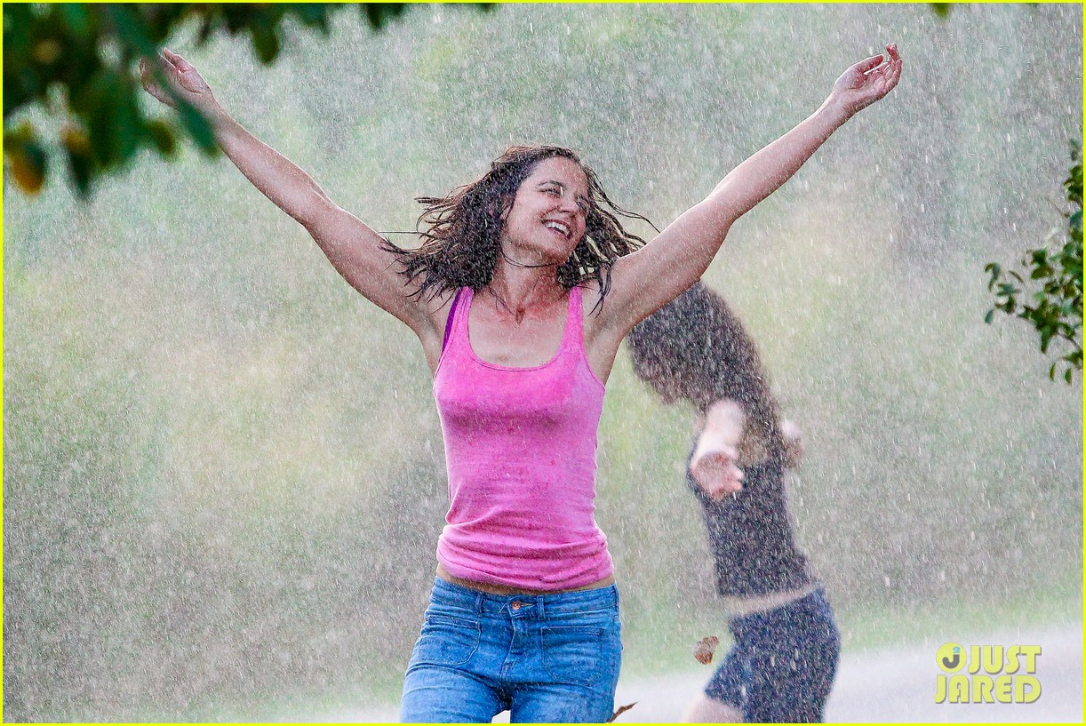 katie holmes dances in the rain with stefania owen 213451526