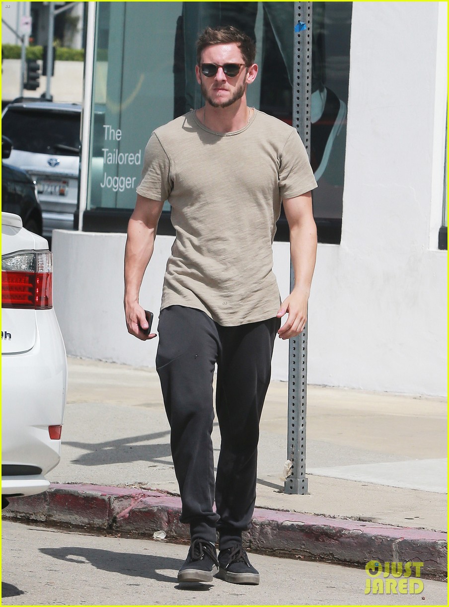 Jamie Bell Does Some Solo Shopping at Marc Jacobs in WeHo: Photo