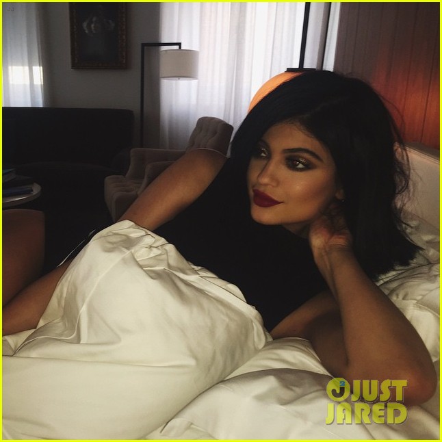 kylie jenner praises surgeon who injects lips 123455782