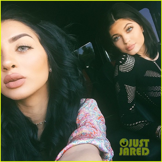 kylie jenner praises surgeon who injects lips 143455784